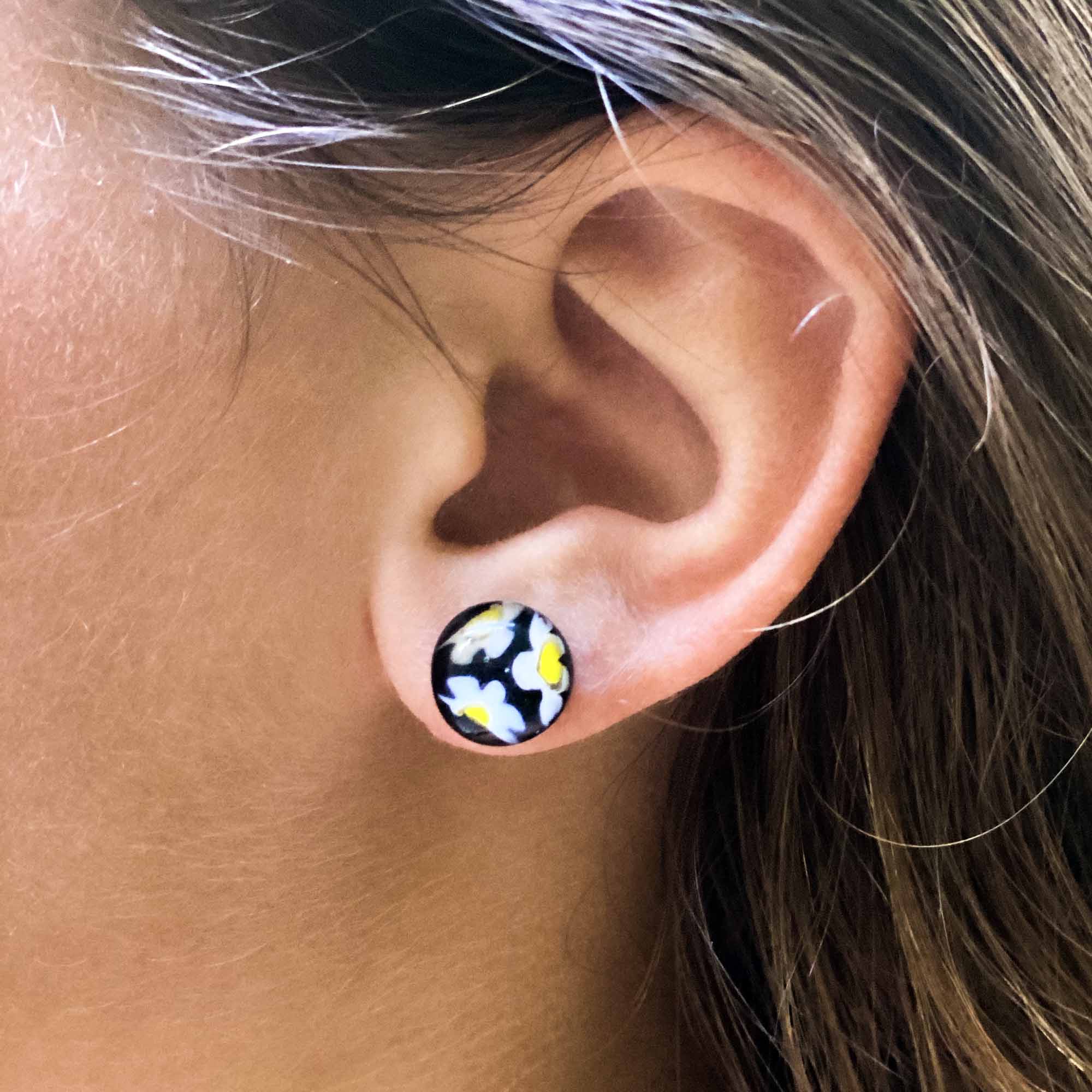 Angelco Accessories Chilean glass daisy stud - white