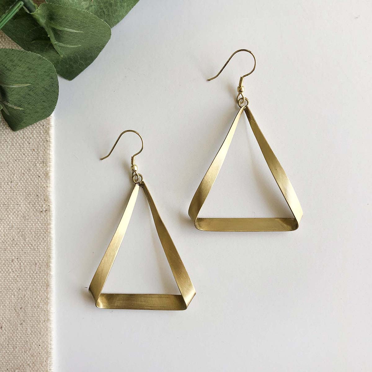 Angelco Accessories Brass ribbon triangle earrings