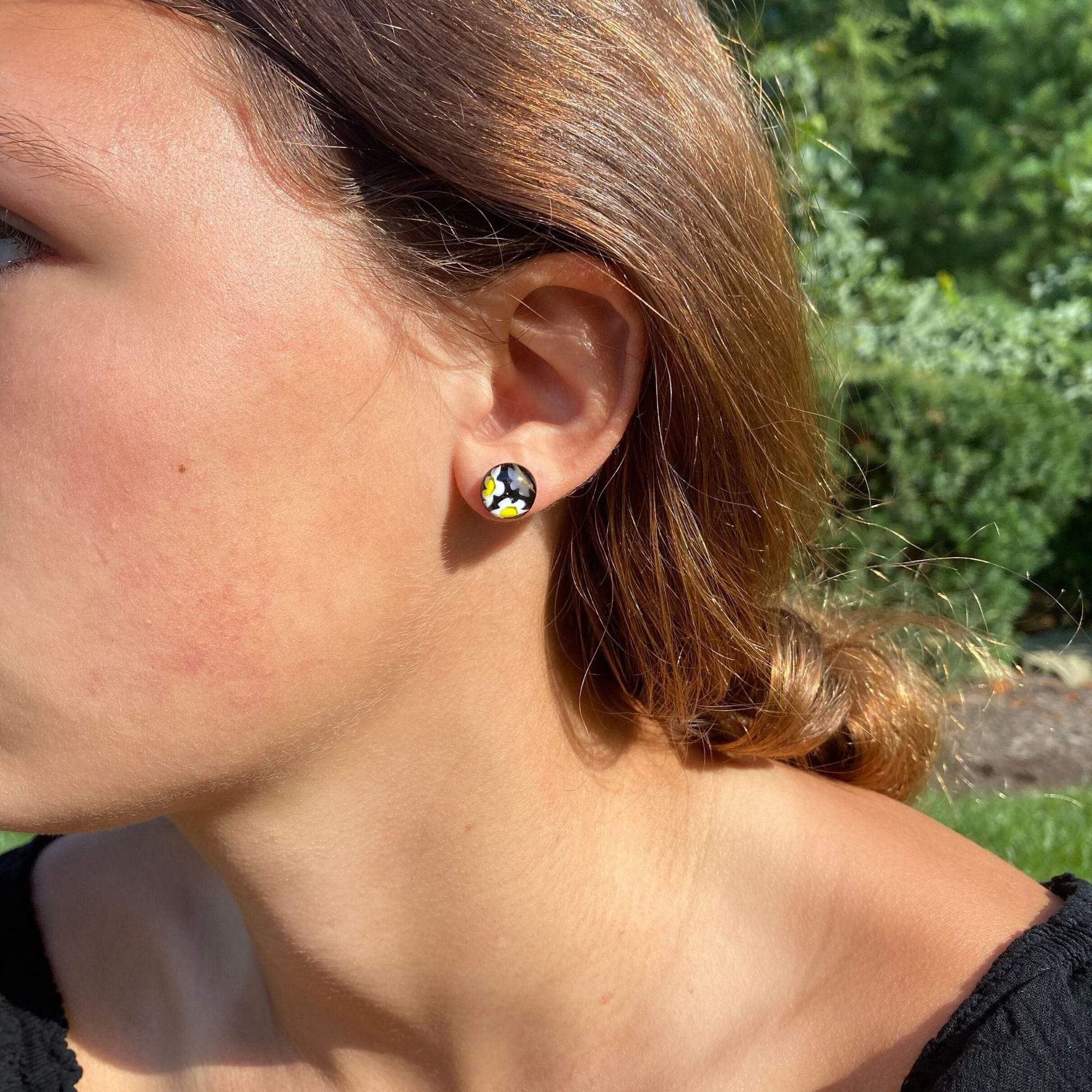 Angelco Accessories Chilean glass daisy stud - white
